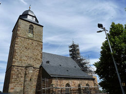 Einrüstung von St. Crescentius an der Südseite (Foto: Karl-Franz Thiede)